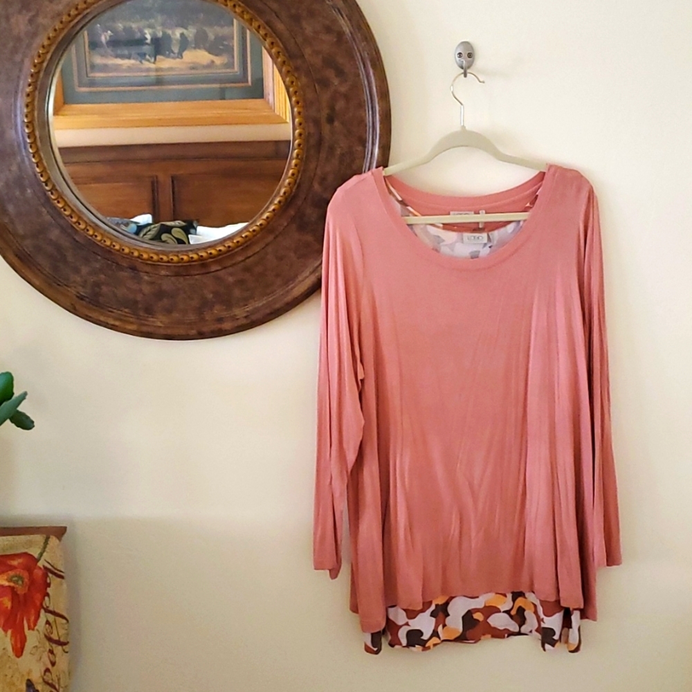 LOGO 2 Piece tunic set. Coral LS with coral cammo tank. Approx. 32" L. SZ 1X